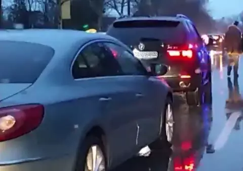 Aşa ceva nu s-a mai văzut! Cum a fost filmat un preot pe o stradă din Constanţa | VIDEO