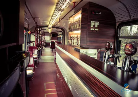 Cina în tramvai e dovadă de romantism!