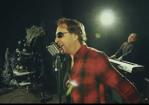 Omagiu pentru victimele #Colectiv | Mai mulți artiști clujeni au lansat o melodie pentru cei 63 de tineri morți