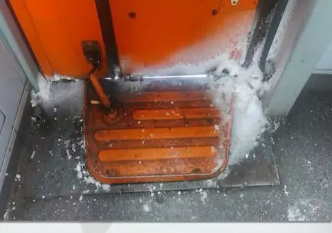 Sute de oameni au stat mai bine de trei ore în frig, într-un tren oprit în câmp. Imaginile din vagoane sunt HALUCINANTE | FOTO