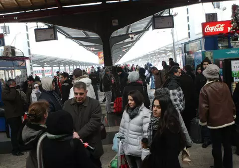 ZĂPADA ÎNCEPE SĂ FACĂ RAVAGII! Trenurile vor circula în condiţii de iarnă