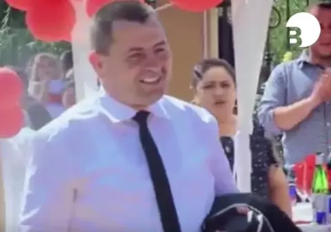 Imagini COMPROMIȚĂTOARE cu fostul șef al poliţiei rutiere din Buzău | VIDEO