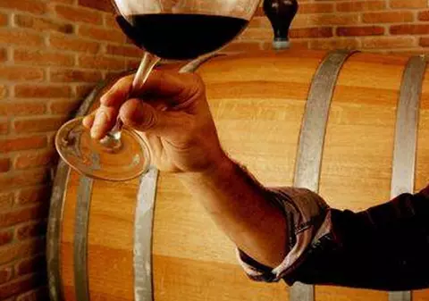 Beți, au furat vin de trei ori de la același vecin