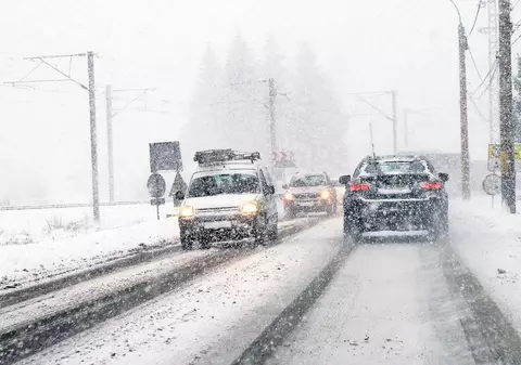Bancul de duminică: Undeva în România, ninsoare abundentă, zăpadă multă pe carosabil, trafic îngreunat