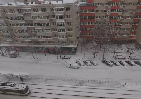 VIDEO/Viscolul din Capitală îngreunează traficul. Pe carosabil, e zăpadă ca pe trotuare, iar utilaje... deloc!