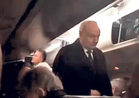 Nicolae Timofti călătoreşte cu zboruri de linie şi nu refuză sandviciul din avion