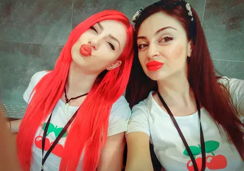 Două românce lucrează la 8.000 de km depărtare de casă pentru cel mai mare brand de cluburi de noapte din lume | GALERIE FOTO