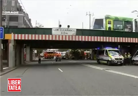 Accident teribil cu un autobuz supraetajat. Călătorii au fost prinși ca într-o conservă la trecerea pe sub un pod / VIDEO