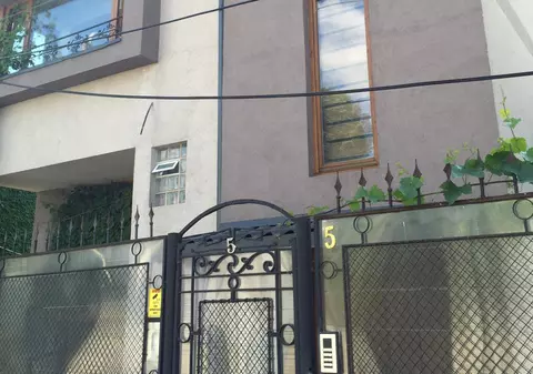 O vedetă extrem de cunoscută este proprietara acestei clădiri! Vezi despre cine-i vorba și cât a investit în ea!