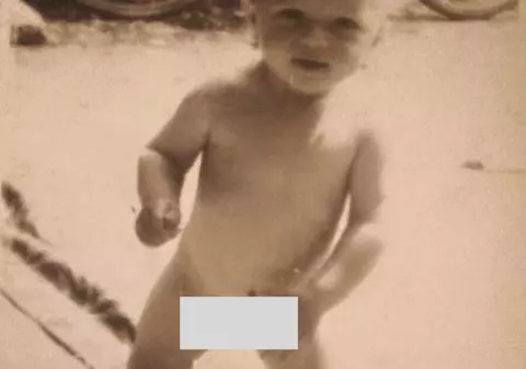 Așa arăta o vedetă de la noi, pe vremea când era doar un pui de om! O recunoști?