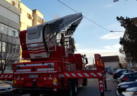 Desfăşurare impresionantă de forţe pentru salvarea unei pisici! GALERIE FOTO&VIDEO