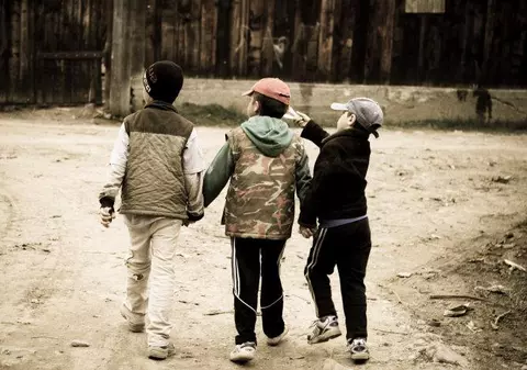 Există copii-sclavi la orfelinatul din Broșteni? Declarațiile terifiante ale minorilor care spun că sunt bătuți, injectați cu apă și munciți ca niște robi