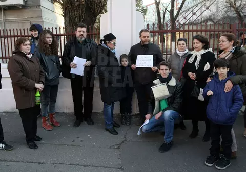 Elevii din Vianu s-au strâns în fața liceului pentru a-l apăra pe profesorul de matematică
