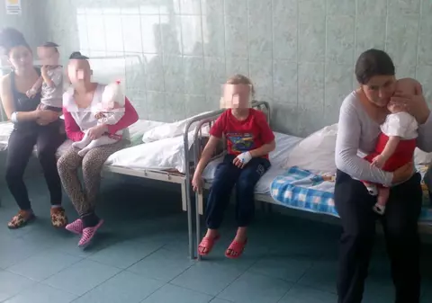 Jale la Spitalul de Copii din Iaşi! Copiii stau şi câte trei în pat! GALERIE FOTO