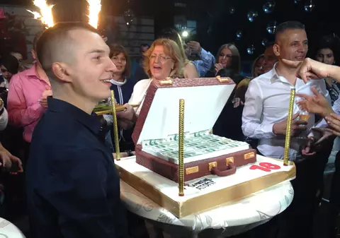 Majorat de lux! Tort în formă de geantă cu bani, un SUV de zeci de mii de euro și Adi de la Vâlcea pentru fiul unui afacerist | FOTO