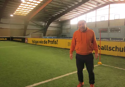 Meditație la fotbal. Profesorul Marcel Răducanu ține la Dortmund ^ore suplimentare cu elevii săi veniți din toată lumea