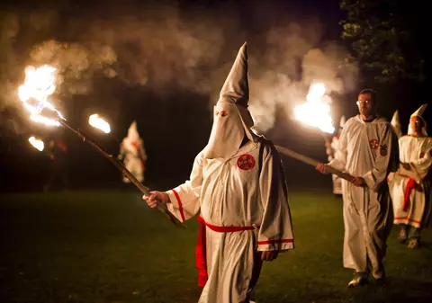 Trei oameni înjunghiați la o reuniune a Ku Klux Klan