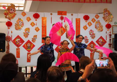 Chinezii din Sibiu au intrat în Anul Maimuţei de Foc! Ce se întâmplă cu născuţii după 8 februarie? VIDEO
