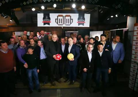 Dinamo s-a împăcat cu trecutul! Fostele glorii au stat la masă cu actualii jucători și cu conducerea. Fotbaliștii retrași din activitate au băut vin, iar tinerii au stat pe apă și pe suc. La petrecere a venit și un tehnician pe care patronul Ionuț Negoiță l-a batjocorit, la mijlocul anului trecut! FOTO