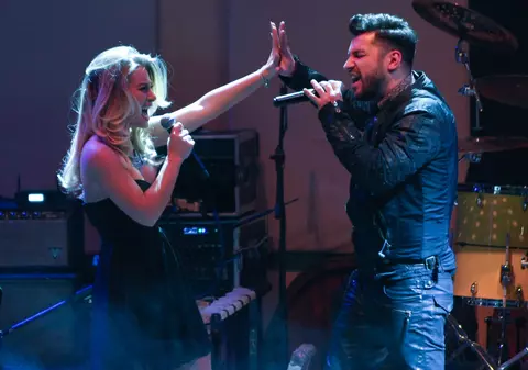 FOTO EXCLUSIV/ Todoruț e topit după colega lui de scenă! I-au picat ochii direct pe fundul ei