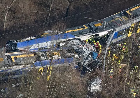 Accident feroviar în sud-estul Germaniei, după ce două trenuri s-au ciocnit! Nouă persoane au murit | VIDEO