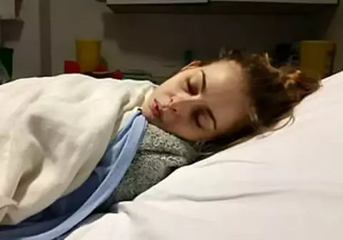 La 23 de ani, o tânără îşi imploră mama să o lase să moară. În ce stare a ajuns o tânără, după ce a fost muşcată de o insectă