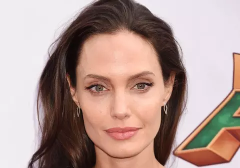 E desenată toată! Angelina Jolie are TREI tatuaje noi!