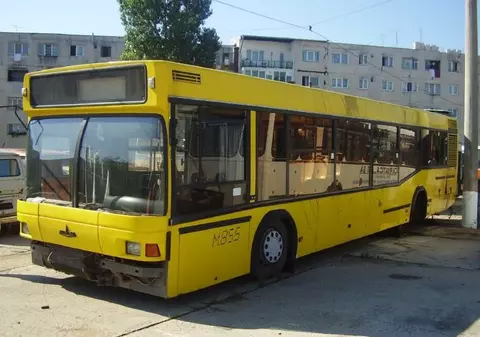 O femeie din Constanţa a căzut din autobuz, după ce şoferul A UITAT să închidă uşile
