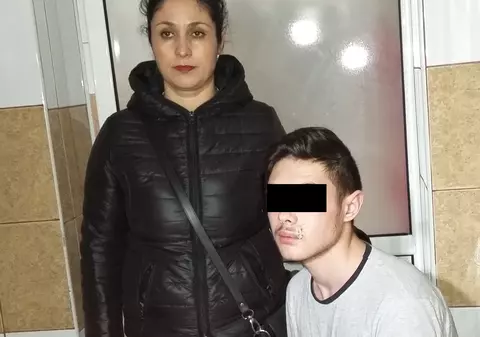 Elev plin de sânge pus să dea lucrarea de control, în loc să fie dus la spital!