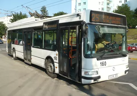 Incident şocant într-un troleibuz din Cluj. Un bărbat şi-a luat iubita la bătaie, apoi s-a dezbrăcat complet