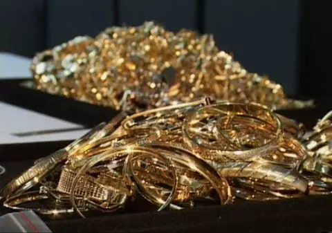 Jaf de zile mari. Un magazin de bijuterii, prădat de un milion de dolari în plină zi