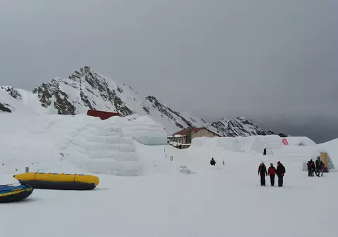 Biserica de Gheaţă, sfințită astăzi la Bâlea Lac