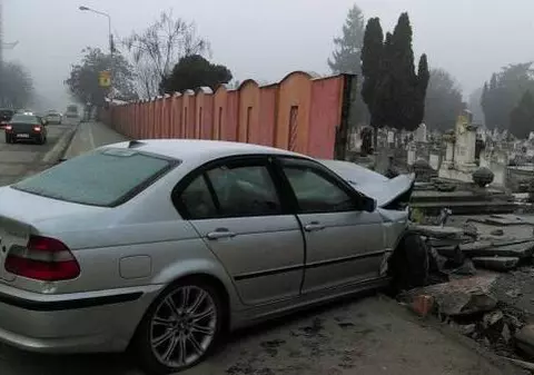 Viteza l-a băgat în cimitir! Șoferul unui BMW a avut parte de un macabru final de cursă