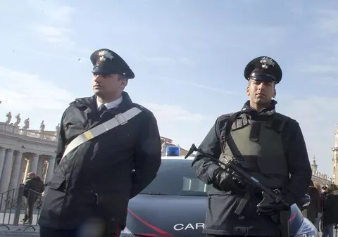 Doi români, arestați pentru o crimă în Italia. Au bătut și au aruncat în mare un bătrân