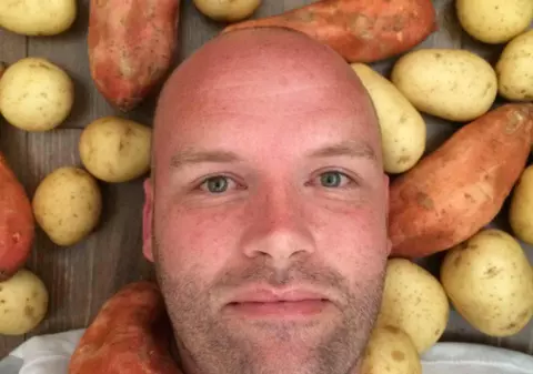 Mănâncă doar cartofi timp de un an! Motivul e uluitor!