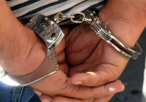 Cum modificau doi tineri prețurile din magazine, fabricând alte coduri de bare