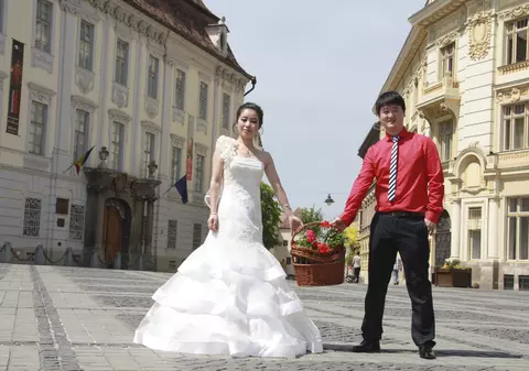 Dragoste chinezească, născută în România! Zhao Qi şi Liu Qian sărbătoresc Dragobetele cu tigăi şi miere de salcâm