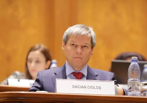 Premierul Cioloș dă o avere pe pixuri! Vezi pe ce cheltuie Guvernul banii