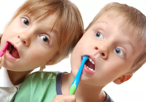 Alarmă: pasta de dinţi reduce IQ-ul copiilor noştri?!  Alte pericole ”la tub”: pubertate precoce, ulcer bucal, cancere