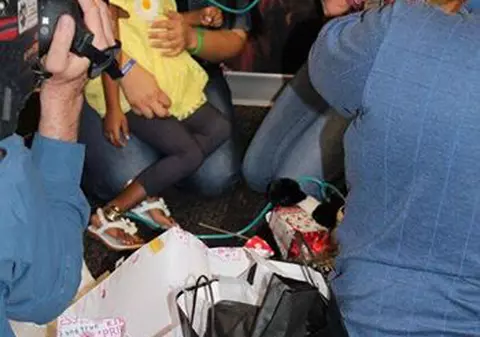 Iți dau lacrimile! O mamă ascultă pentru prima dată inima fiului ei mort, pe care a donat-o unei fetițe! VIDEO EMOȚIONANT!