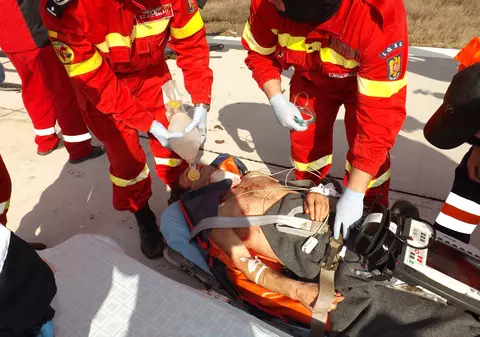 ŞOCANT! Şi-a înjunghiat soţia în gât, apoi a încercat să se sinucidă cu o lovitură de cuţit în acelaşi loc!