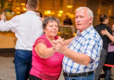 Doi sexagenari orădeni se păstrează tineri mergând la cursuri de dans de două ori pe săptămână!