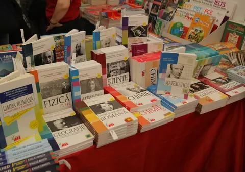 Elevii cer în instanţă să li se dea cărţi!