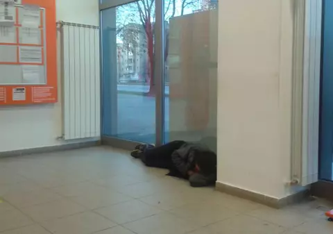 Incredibil! Un arădean și-a făcut dormitor în bancă!