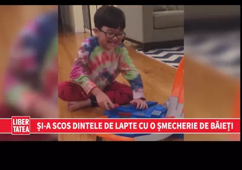 Un băiețel își scoate dintele de lapte într-un mod inedit | VIDEO