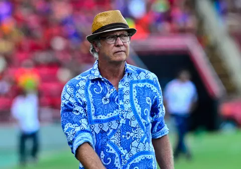 Deși nu pare, acest domn este un greu al fotbalului mondial! A venit îmbrăcat la meci ca la plajă!