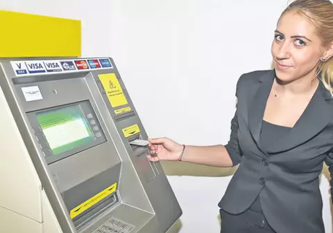 COMISIOANE PENTRU ORICE. Cât te costă cardul de salariu LUNAR