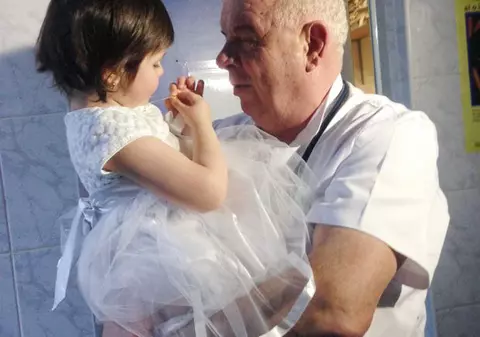 Fetiţa hrănită doar cu pufuleţi poate fi adoptată de medicul care a avut grijă de ea. Tatăl copilei a luat decizia care-i va schimba viaţa