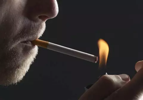 Culmea tupeului! Prefectul fumează pe holul instituției și spune că e LEGAL