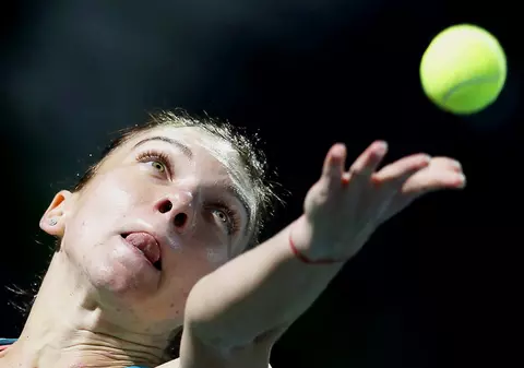 La Dubai, Simona Halep, deținătoarea trofeului, a fost eliminată după primul meci. A pierdut la frumoasa Ana Ivanovici, după o oră și 52 de minute de joc. Numărul 3 WTA avut, și de această dată, o galerie redutabilă! Degeaba! Simo nu-și revine deloc, în startul sezonului, la o formă sportivă rezonabilă! În schimb, sârboaica a făcut senzație și la petrecerea jucătoarelor, și la meci. În loja fostei campioane de la Roland Garros a stat iubitul ei, fotbalistul Bastian Schweinsteiger. La Rio de Janeiro, steaua Soranei Cîrstea se ridică / LIVE BLOG & GALERIE FOTO & VIDEO